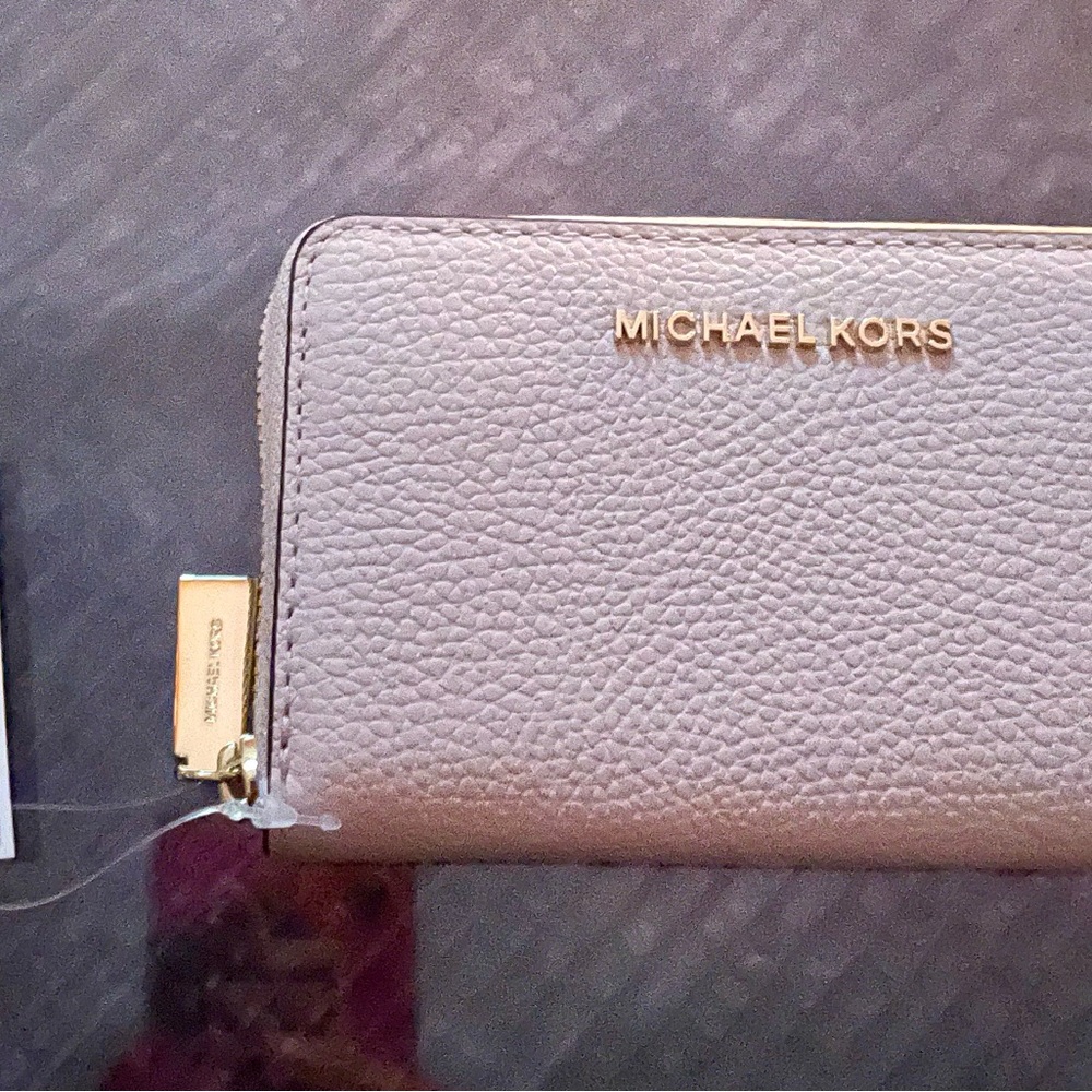 Michael Kors Pink Wallet with Elegant Leather Finish - Picture 5 of 8